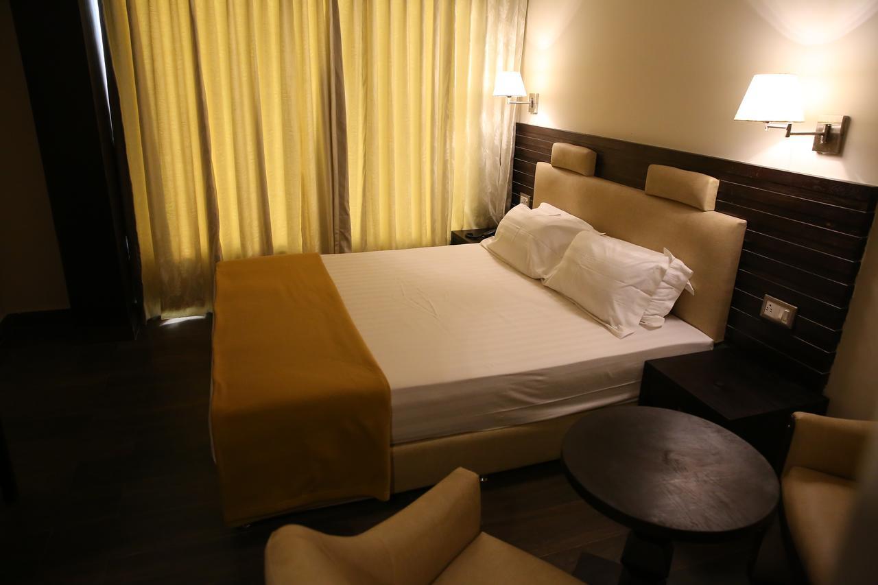 Hotel La Castle Chennai Exterior foto